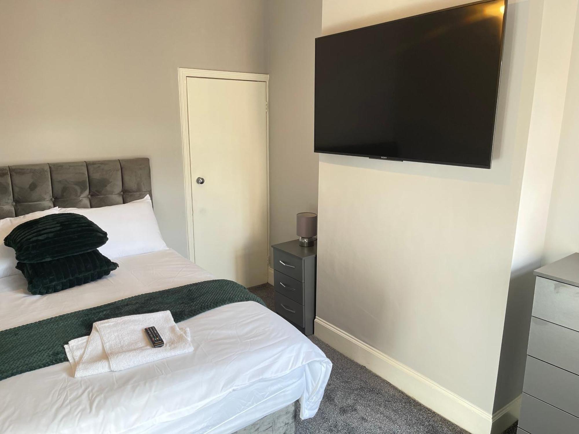 Hometel Digs Morden Comfy Home Can Sleep 11 Leicester Dış mekan fotoğraf