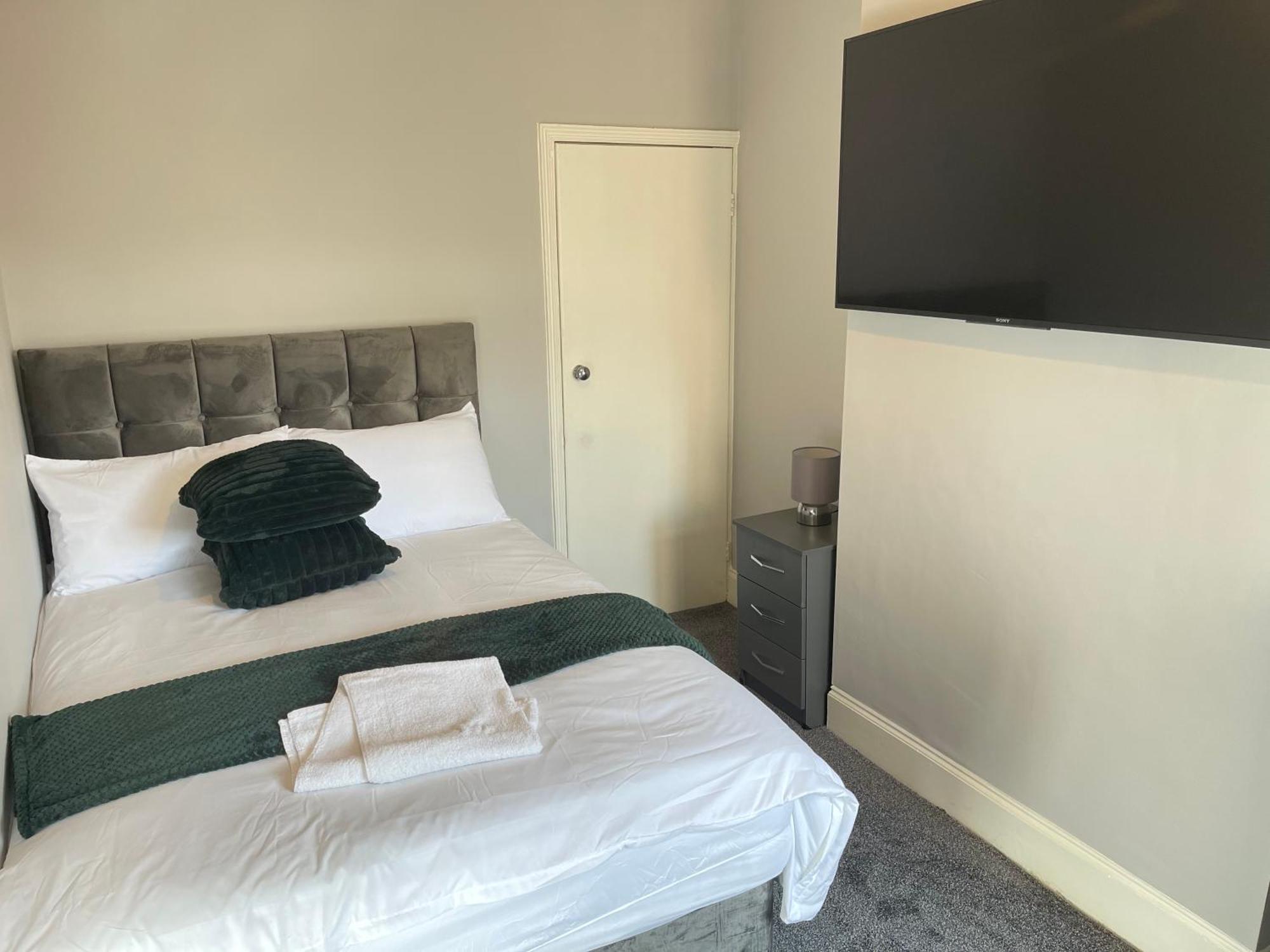 Hometel Digs Morden Comfy Home Can Sleep 11 Leicester Dış mekan fotoğraf