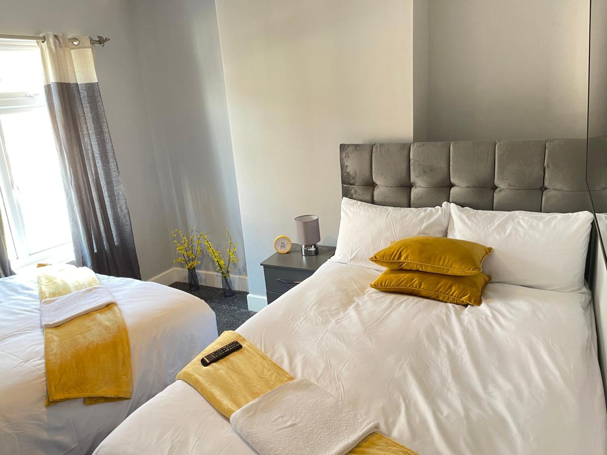 Hometel Digs Morden Comfy Home Can Sleep 11 Leicester Dış mekan fotoğraf