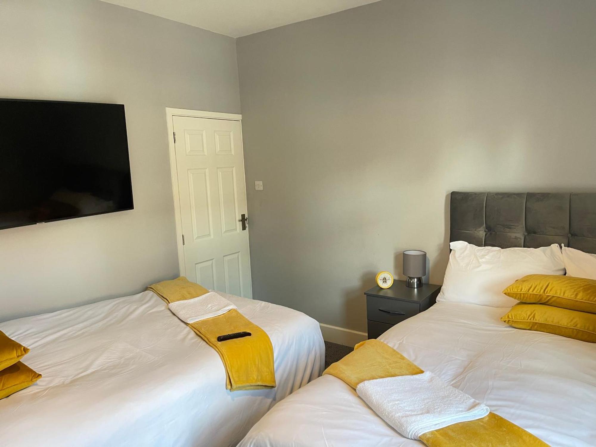 Hometel Digs Morden Comfy Home Can Sleep 11 Leicester Dış mekan fotoğraf