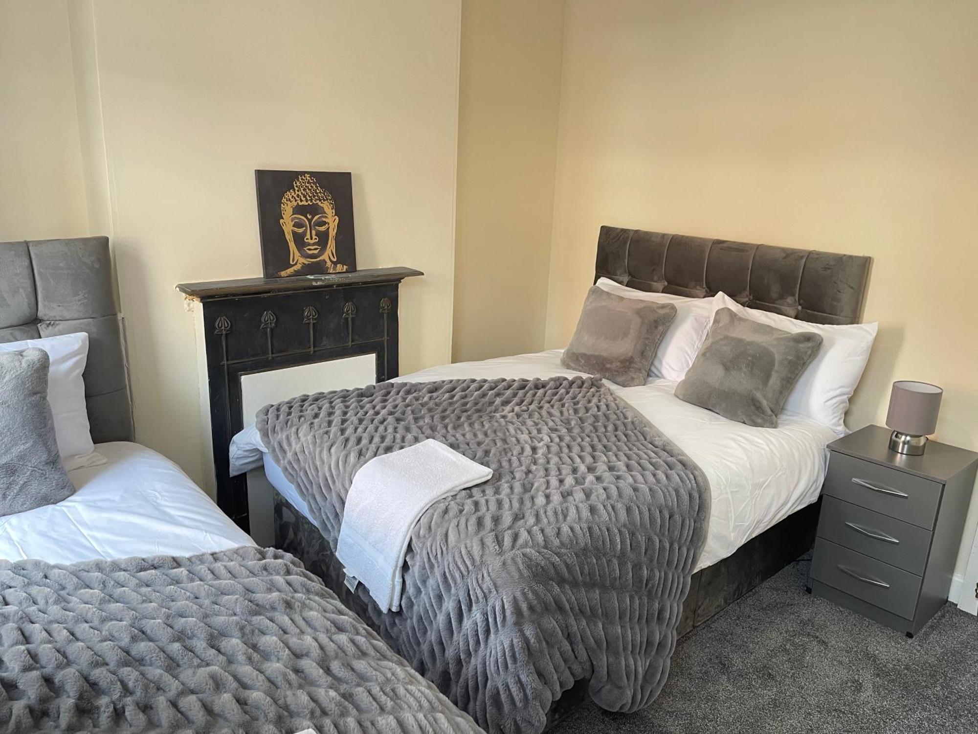 Hometel Digs Morden Comfy Home Can Sleep 11 Leicester Dış mekan fotoğraf
