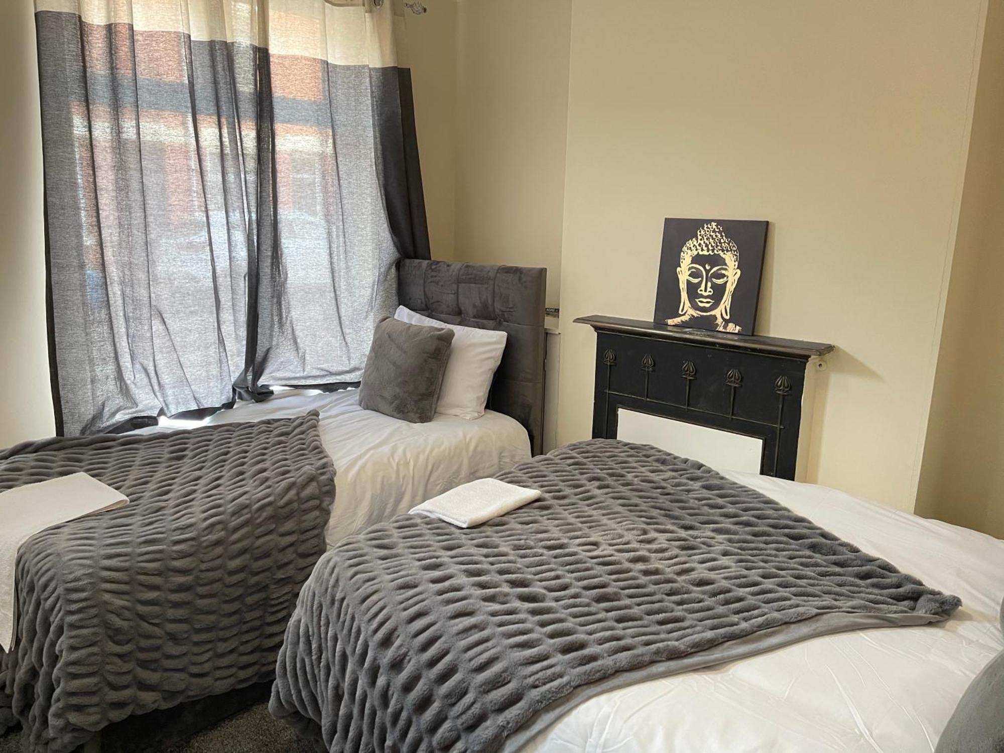 Hometel Digs Morden Comfy Home Can Sleep 11 Leicester Dış mekan fotoğraf